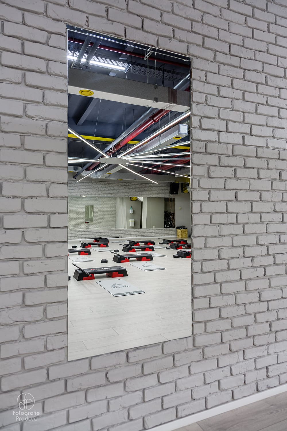 Refelexie sala de sport intr-o oglinda montata pe perete