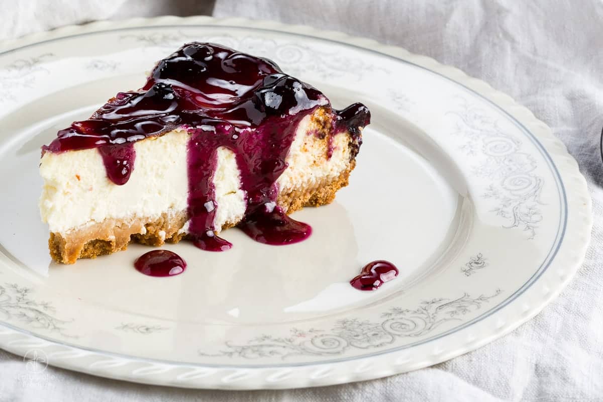 Cheesecake pe farfurie, dulceata de visine