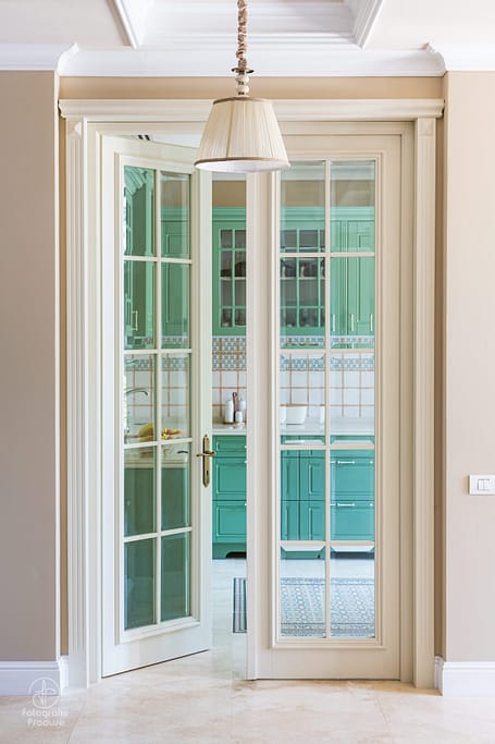 Fotograf profesionist Tulcea, Constanta, interior de casa, usa deschisa bucatarie