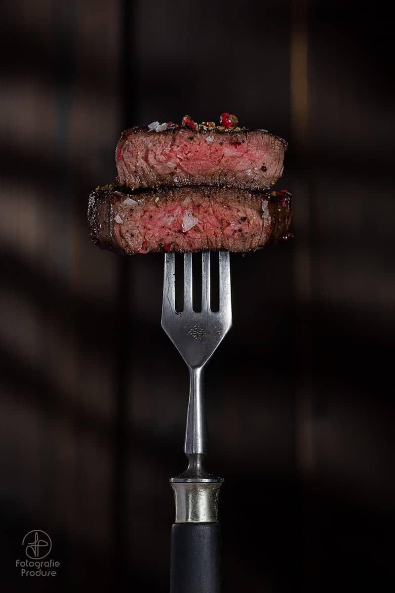 Doua bucati de carne de vita medium pe o furculita