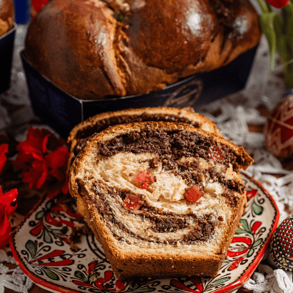 Cozonac moldovenesc cu cacao, nuca si rahat
